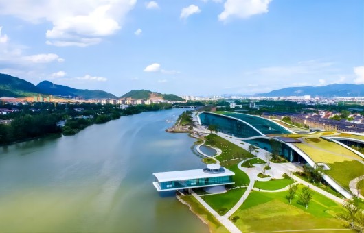 Toàn cảnh + Toàn lực = Westau ___?